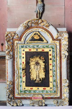 Hırvatistan 'ın Zumberak kentindeki Aziz Nicholas kilisesinde İsa' nın Kutsal Kalbi 'nin sunağındaki tapınak.