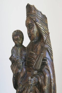 Bakire Meryem ve bebek İsa, Hırvatistan 'ın Brodsko Vinogorje kentinde Bakire Meryem' in Varsayımı kilisesinde heykel
