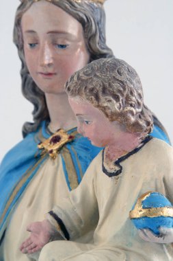 Bakire Meryem ve bebek İsa, Hırvatistan 'ın Brodsko Vinogorje kentinde Bakire Meryem' in Varsayımı kilisesinde heykel