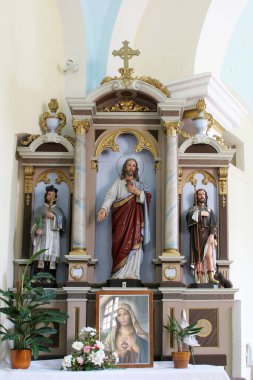 Hırvatistan 'ın Zrinski Topolovac kentindeki Aziz Mikail kilisesinde İsa' nın Kutsal Kalbinin sunağı