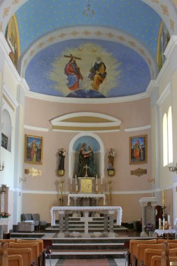 Hırvatistan 'ın Topusko kentindeki Bakire Meryem' in Ziyareti Kilisesinin ana mihrabı