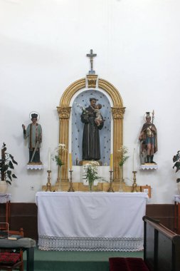 Hırvatistan 'ın Veliki Grdevac kentindeki Kutsal Ruh Kilisesi' nde Padua 'lı Aziz Anthony sunağı