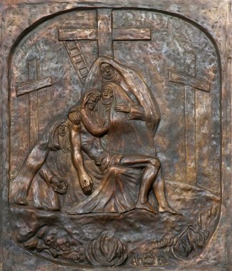 Çarmıhın 13. İstasyonları, İsa 'nın cesedi Hırvatistan' ın Petrinja kentindeki Aziz Lawrence Kilisesi 'nden çıkarıldı.