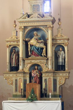 Hırvatistan 'ın Osekovo kentindeki Aziz Anne kilisesinde Kederli Meryem Ana' nın sunağı