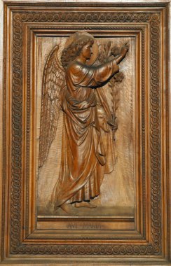 Başmelek Gabriel, Meryem 'e duyuru, İtalya, Umbria, Assisi' deki Santa Maria degli Angeli Papalık Bazilikasının kapısı.