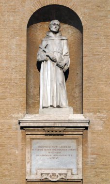 Papalık Bazilikası 'ndaki Aziz Francis heykeli. Santa Maria degli Angeli, Assisi, Umbria, İtalya.