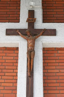 Hırvatistan 'ın Slavonski Brod kentindeki Aziz Nicholas Taveliç Kilisesi' nde haç