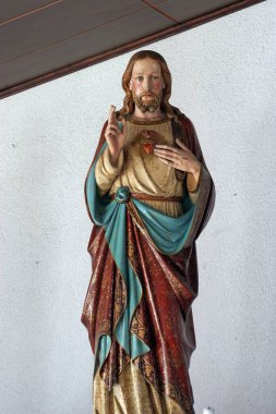 İsa 'nın Kutsal Kalbi, Hırvatistan' ın Slavonski Brod kentindeki Aziz Dominic Savio kilisesinde heykel