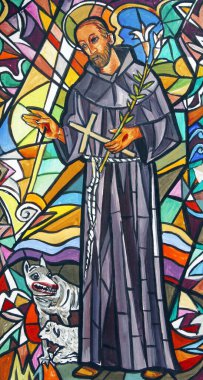 Assisi 'li Aziz Francis, Hırvatistan' ın Velika Gorica kentindeki Aziz Peter ve Paul kilisesinin vitraylı penceresinin taslağını çizdi.