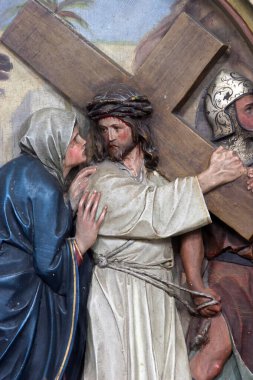 Çarmıhın 4. İstasyonunda İsa, Hırvatistan 'ın Oprisavci kentindeki Kutsal Haç' ın Yüceltilmesi kilisesinde, annesiyle buluştu.