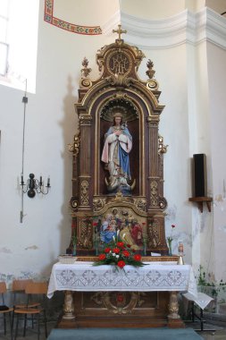 Hırvatistan 'ın Sunja kentindeki Saint Mary Magdalene Kilisesi' nde Meryem Ana 'nın Meryem Ana Kilisesi' nin sunağı.