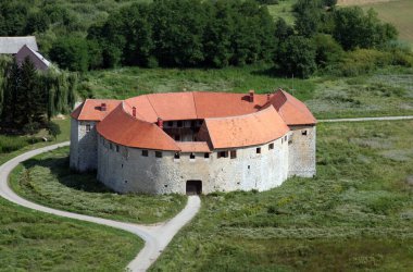 Ribnik eski kasaba kalesi, Hırvatistan 'ın on üçüncü yüzyıldaki düşmanlarına karşı savunma olarak kullanıldı