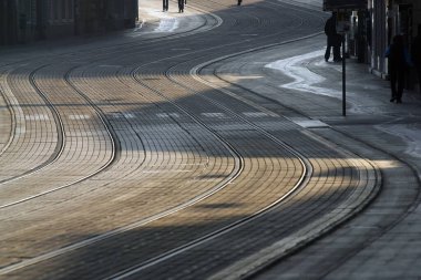 Zagreb 'in en uzun ve en eski caddelerinden biri olan Ilica' daki kaldırım taşlı tramvay rayları, Hırvatistan 'ın sabah güneşiyle aydınlanıyor.