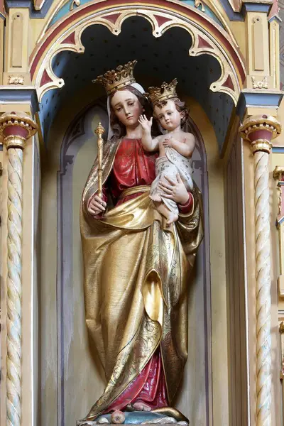 Meryem Ana ile bebek İsa heykeli Our Lady Stitar, Hırvatistan aziz Matthew kilisenin sunak üzerinde