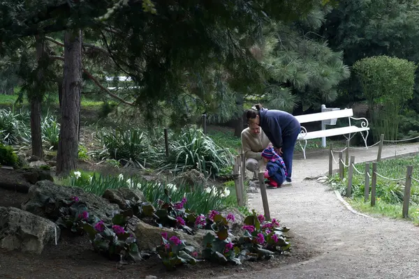 Aile, genç kızlarıyla birlikte Hırvatistan 'ın Zagreb kentindeki Botanik Bahçesinde bahar gününün keyfini çıkarıyor