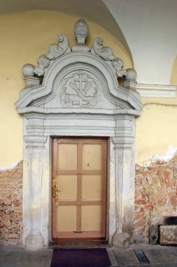 Hırvatistan 'ın Slavonski Brod kentindeki Kutsal Üçlü Fransisken Manastırına açılan kapı