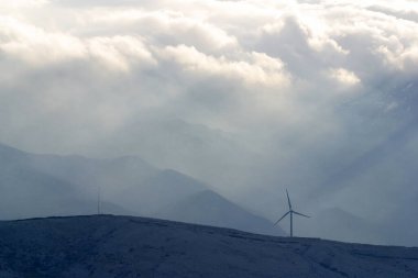 Hırvatistan 'ın Pag adasında elektrik üretimine yönelik rüzgar değirmenleri