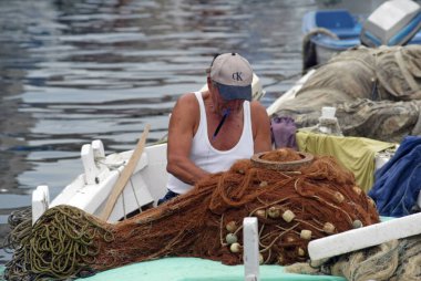 Hırvatistan 'ın Sibenik kentinde balıkçılar balık ağlarını onarıyorlar