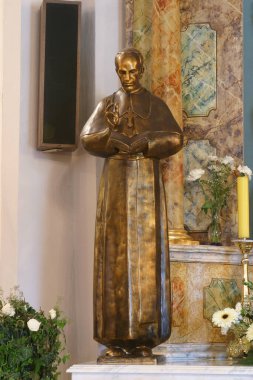 Kutsal Aloysius Stepinac, Hırvatistan 'ın Sveta Nedelja kentindeki Kutsal Üçlü Kilisesi' nin kilisesindeki Kederli Hanımefendinin mihrabında heykel