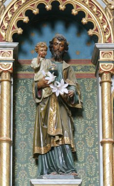 Çocuk İsa 'yı tutan Aziz Joseph, Hırvatistan' ın Sopje kentindeki Aziz Mary Magdalene kilisesinde Aziz Yusuf 'un mihrabında heykeli.