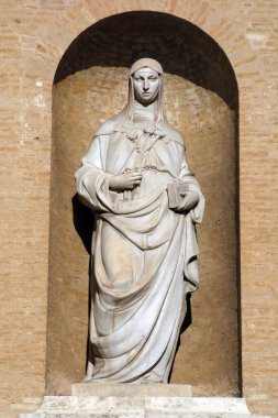 Papalık Bazilikası 'ndaki Aziz Clare heykeli. Santa Maria degli Angeli, Assisi, Umbria, İtalya.