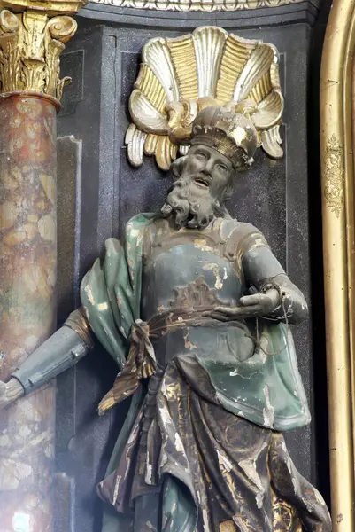 Macaristan 'ın Aziz Stephen' ı, Ludina 'daki Aziz Mikail Kilisesi' nin sunağında heykel.