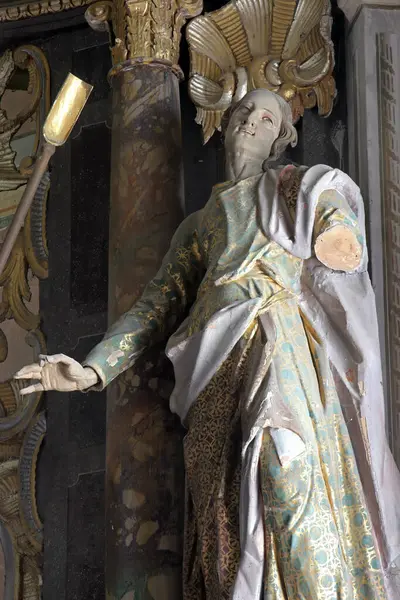 Evangelist Aziz John, Ludina 'daki Aziz Mikail Kilisesi' nin sunağında heykel.