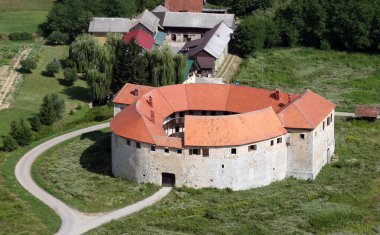 Ribnik eski kasaba kalesi, Hırvatistan 'ın on üçüncü yüzyıldaki düşmanlarına karşı savunma olarak kullanıldı