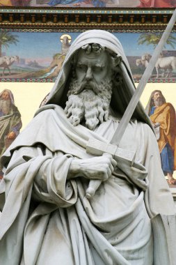 Aziz Paul heykeli Aziz Paul Bazilikasının önünde Duvarların dışında, Roma, İtalya