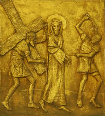 5. Haç İstasyonları, Cyrene 'li Simon haçı taşıyor, Spansko, Zagreb, Hırvatistan' daki Our Lady of Sorrows kilisesi.