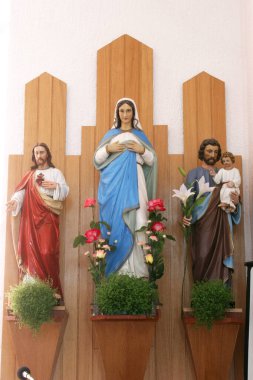 İsa 'nın Kutsal Kalbi, Bakire Meryem ve Aziz Joseph, Hırvatistan' ın Bijenik kentindeki Aziz Maximilian Kolbe kilisesinde heykeller