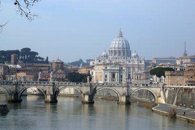 Vatikan 'da Aziz Peter Bazilikası ve İtalya' nın Tiber kentindeki Aziz Angel köprüsü ile klasik Roma şehri.