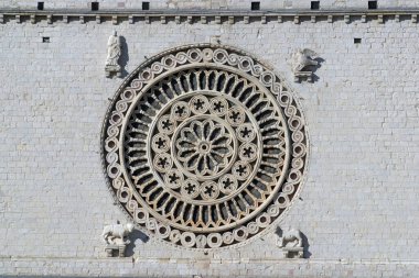 Assisi, UNESCO Dünya Mirası sahası Assisi, Umbria, İtalya 'daki Aziz Francis Bazilikası' nın ön cephesindeki gül penceresi