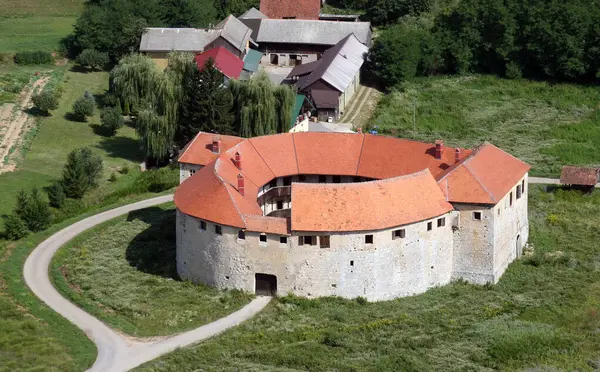 Ribnik eski kasaba kalesi, Hırvatistan 'ın on üçüncü yüzyıldaki düşmanlarına karşı savunma olarak kullanıldı