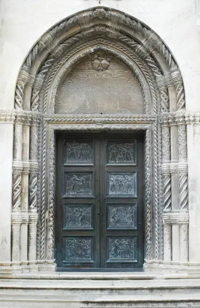 Hırvatistan 'ın Sibenik kentindeki Aziz James katedraline giriş