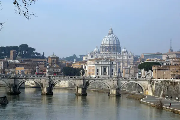 Vatikan 'da Aziz Peter Bazilikası ve İtalya' nın Tiber kentindeki Aziz Angel köprüsü ile klasik Roma şehri.
