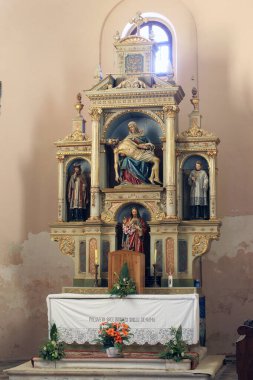 Hırvatistan 'ın Osekovo kentindeki Aziz Anne kilisesinde Kederli Meryem Ana' nın sunağı