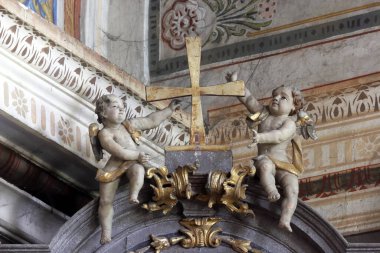 Haçlı melekler, Ludina 'daki Aziz Mikail Kilisesi' nde Aziz Francis Xavier 'in sunağında heykel.