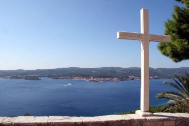 Hırvatistan 'ın Korcula adası ve şehir manzaralı Manastır ve Melekler Kilisesi önünde büyük bir taş haç var.