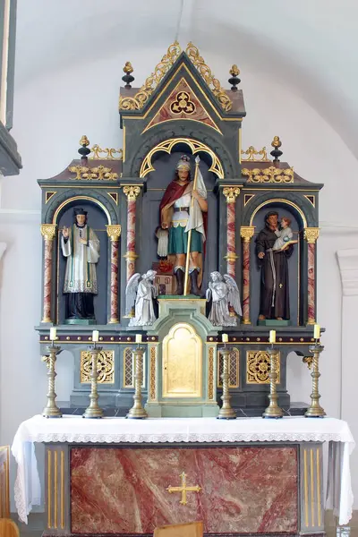 Hırvatistan 'ın Sutlanska Poljana kentindeki Saint Anne kilisesinde Aziz Florian sunağı