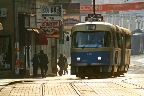 Zagreb 'in en uzun ve en eski caddelerinden biri olan Ilica' daki mavi eski tarz evler, sabahın erken saatlerinde doğan güneş ve Hırvatistan tarafından aydınlatıldı.