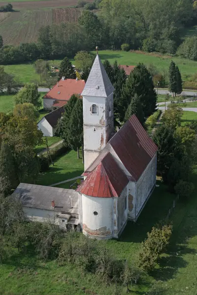Aziz George Kilisesi ve Hırvatistan 'ın Kaniska Iva kentindeki Meryem' in Günahsız Kalbi