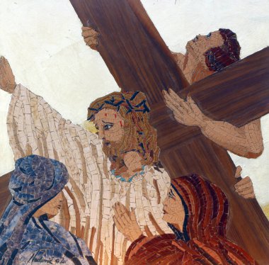 Hırvatistan 'ın Velika Gorica kentindeki Kutsal Aloysius Stepinac Kilisesi 5. Haç İstasyonları, Cyrene' li Simon haçı taşıyor.