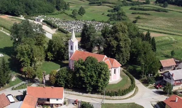 Hırvatistan 'ın Novigrad na Dobri kentinde Bakire Meryem Varsayımı Kilisesi