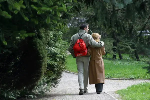 Hırvatistan 'ın Zagreb kentindeki Botanik Bahçesinde yürürken ve sarılırken çift mutlu görünüyor