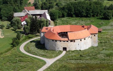 Ribnik eski kasaba kalesi, Hırvatistan 'ın on üçüncü yüzyıldaki düşmanlarına karşı savunma olarak kullanıldı