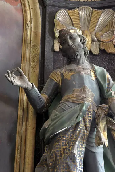 Macaristan 'ın Aziz Ladislaus' u, Ludina 'nın Başmeleği Aziz Mikail Kilisesi' nin sunağında heykel.