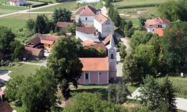 Hırvatistan 'ın Novigrad na Dobri kentinde Bakire Meryem Varsayımı Kilisesi