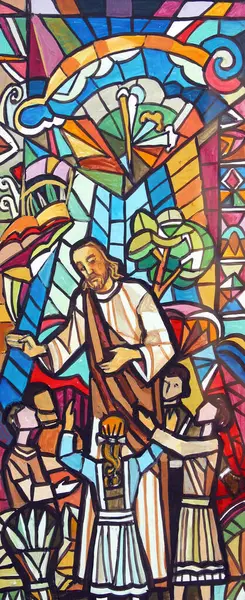 Çocukların dostu İsa, Hırvatistan 'ın Velika Gorica kentindeki Aziz Peter ve Paul kilisesinin vitraylı penceresinin taslağını çiz.