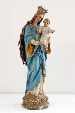 Bakire Meryem ve bebek İsa, Hırvatistan 'ın Brodsko Vinogorje kentinde Bakire Meryem' in Varsayımı kilisesinde heykel